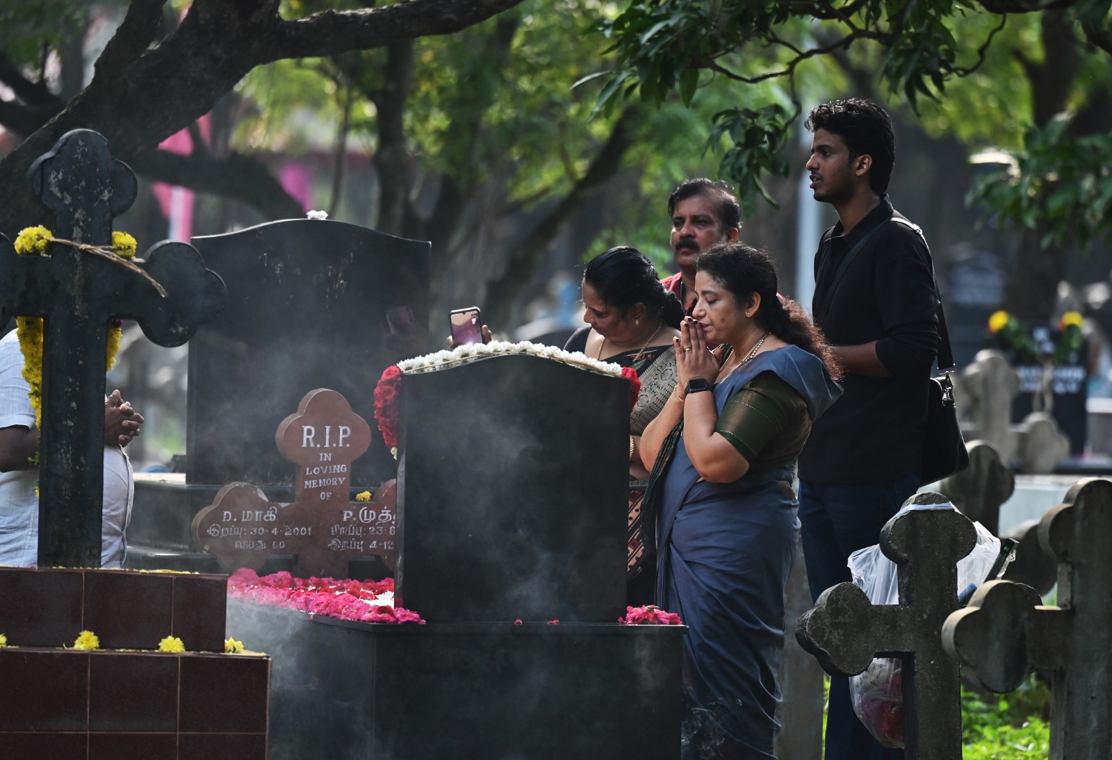 கல்லறை திருநாளை முன்னிட்டு கிறிஸ்தவர்கள் அஞ்சலி