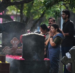 கல்லறை திருநாளை முன்னிட்டு கிறிஸ்தவர்கள் அஞ்சலி