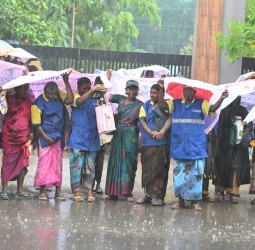 தூய்மைப பணியாளர்கள் திடீர் போராட்டம்