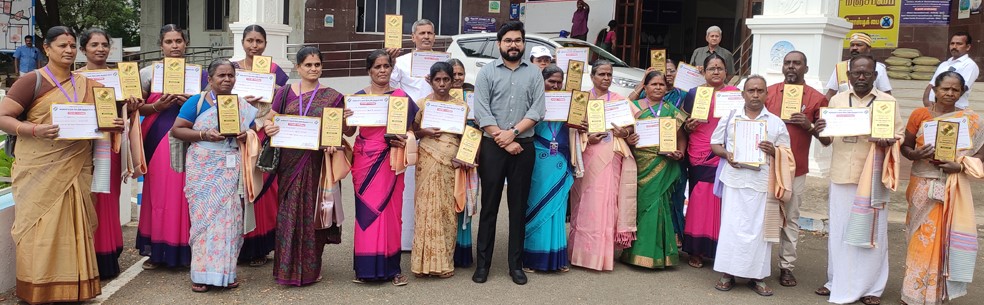 100% முழுமையாக நிறைவு செய்த வாக்குச்சாவடி நிலை அலுவலர் களுக்கு கலெக்டர் ரஞ்சித்சிங் பாராட்டுச் சான்றிதழ்