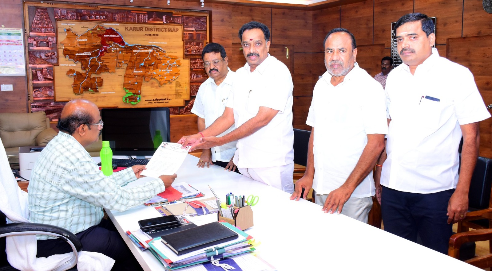 குளறுபடிகள் தொடர்பாக, கலெக்டரிடம் முன்னாள் அமைச்சர் விஜயபாஸ்கர் புகார் மனு