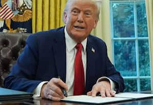 அமெரிக்காவில் நிதி முடக்கம் : முக்கியத் துறைகள் முடங்கின