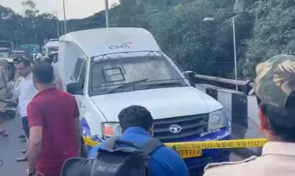 பட்டப்பகலில் துணிகரம்: பெங்களூருவில் ஏடிஎம் வாகனத்தை ஊழியருடன் கடத்தி ரூ.7 கோடி கொள்ளை