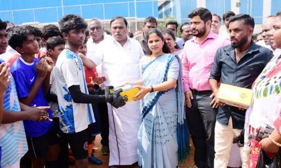 மாதவரம் மண்டலத்தில் ரூ.1.49 கோடி மதிப்பிலான புதிய விளையாட்டு மைதானம்- மேயர் பிரியா திறந்து வைத்தார்