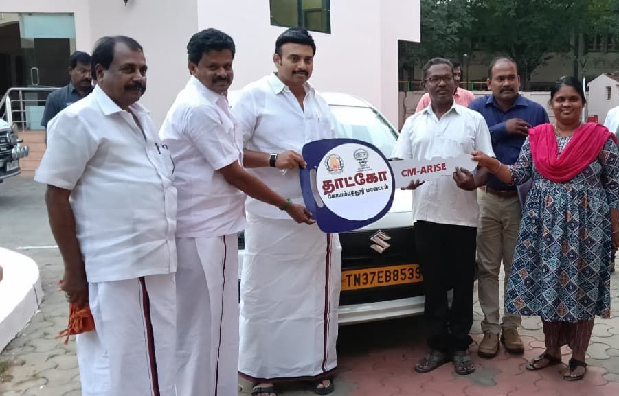 தாட்கோ மானியத்துடன் கடன் வழங்கும் திட்டத்தின் கீழ் கார் சாவியை அமைச்சர் மதிவேந்தன் வழங்கினார்.