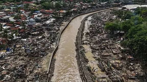 கல்மேகி புயல் தாக்கி பிலிப்பைன்சில் 142 பேர் உயிரிழப்பு வியட்நாமில் கரையை கடக்கிறது