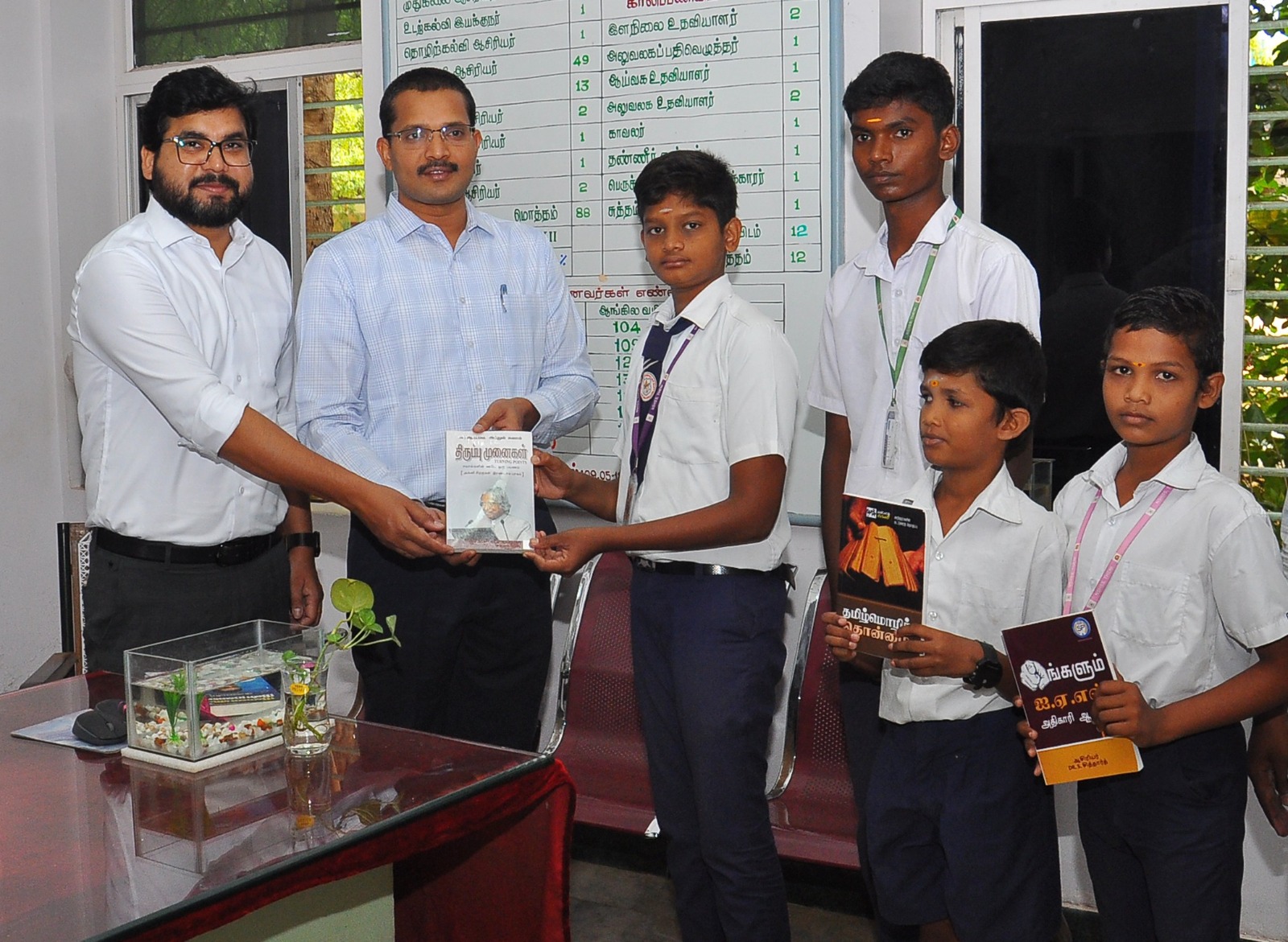 அன்புக்கரங்கள் திட்டத்தின் கீழ் பயனடைந்து வரும் மாணவர் களுடன்கலந்துரையாடி பரிசு