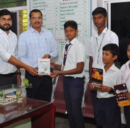 அன்புக்கரங்கள் திட்டத்தின் கீழ் பயனடைந்து வரும் மாணவர் களுடன்கலந்துரையாடி பரிசு