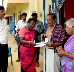 பவானி ஒன்றியம் குருக்கள் நாயக்கன் பாளையத்தில் வாக்காளர் பட்டியல் திருத்தப்பணி