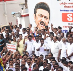 (SIR) கொண்டு வந்துள்ள இந்திய தேர்தல் ஆணையத்தை கண்டித்து நாகர்கோவில் தலைமை தபால் நிலையம் அருகில் நேற்று மேயர் மகேஷ் தலைமையில் ஆர்ப்பாட்டம்