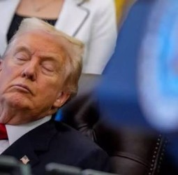 வெள்ளை மாளிகையில் கண்களை மூடிய படி அமர்ந்து இருந்த டொனால்டு டிரம்ப்: கலாய்த்த நெட்டிசன்கள்