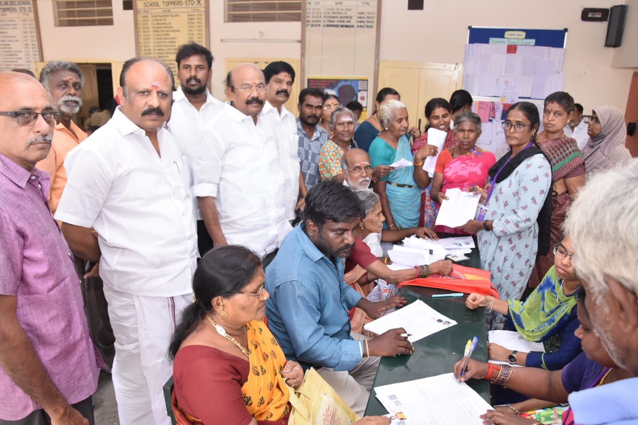 வாக்காளர் கணக்கிட்டு படிவம் நிரப்ப உதவும் சிறப்பு முகாம்களை ராஜன் செல்லப்பாஎம்எல்ஏ பார்வை