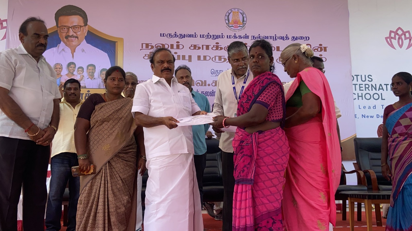 பேரூர் லோட்டஸ் இண்டர்நேஷனல் பள்ளியில் நேற்று நடந்த “ நலம் காக்கும் ஸ்டாலின் சிறப்பு மருத்துவ முகாம்