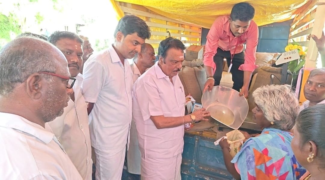 சின்ன புலிவலம் கிராமத்தில் நகரும் நியாய விலைக்கடை