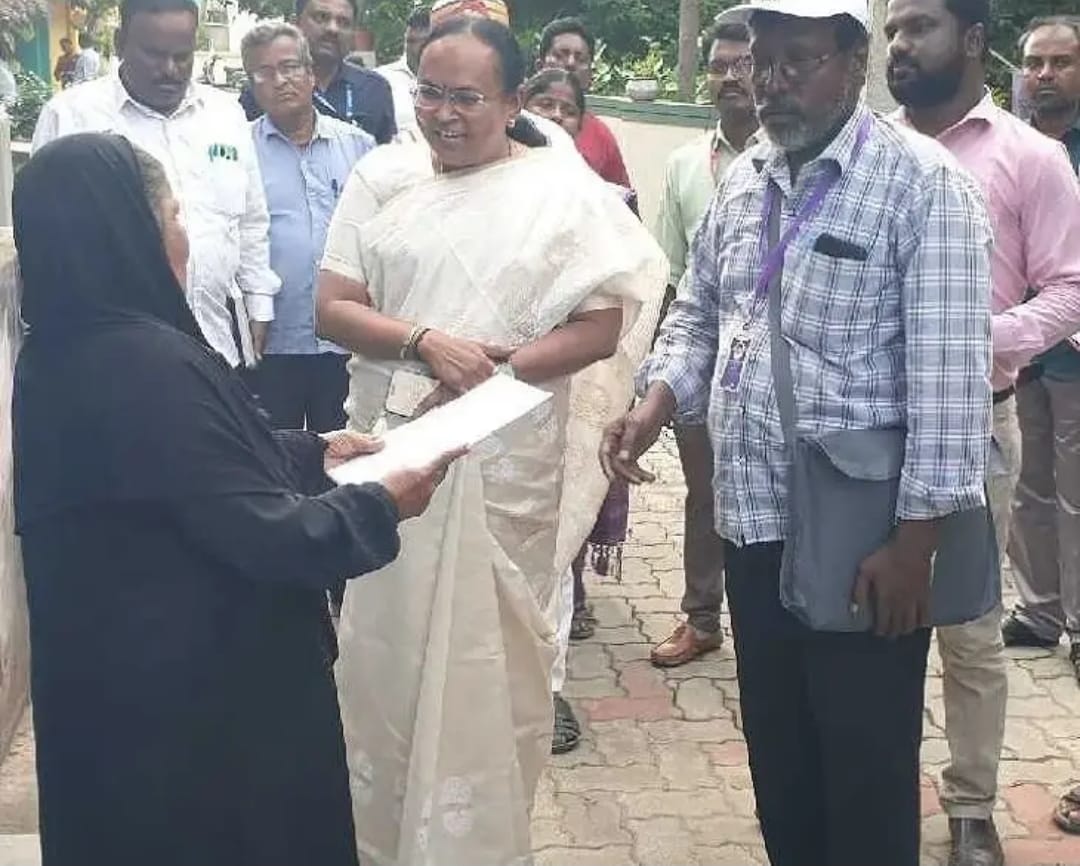 வேலூரில் வீடு வீடாக சென்று வாக்காளர்களுக்கு படிவங்களை வழங்கிய மாவட்ட ஆட்சியர்!