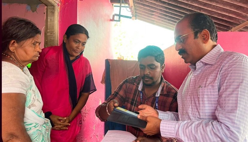 எஸ்ஐஆர் படிவங்கள் வழங்கியதை கலெக்டர் சுகுமார் ஆய்வு