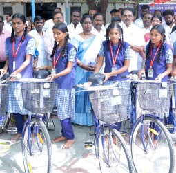 பந்தல்குடி அரசு மேல்நிலைப் பள்ளியில் மாணவர்களுக்கு விலையில்லா மிதிவண்டி