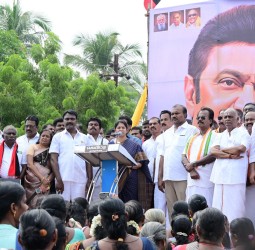 தூத்துக்குடியில் நேற்று மதச்சார்பற்ற முற்போக்கு கூட்டணிக் கட்சிகள் நடத்திய ஆர்ப்பாட்டம்