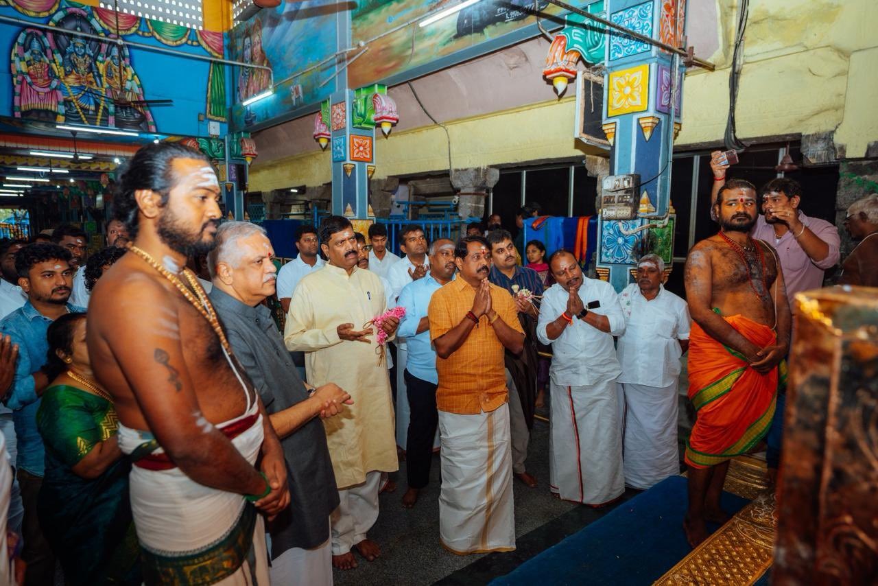 நாகநாத சுவாமி கோயிலில் பாஜக மாநிலத் தலைவர் நயினார்நாகேந்திரன் தரிசனம்