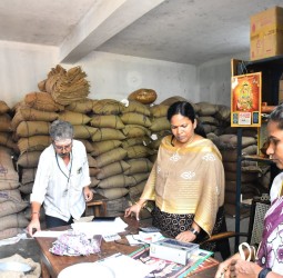 கௌதம்பேட்டை பகுதியில் ரேஷன் கடையில் கலெக்டர் சிவசவுந்தரவல்லி நேற்று ஆய்வு