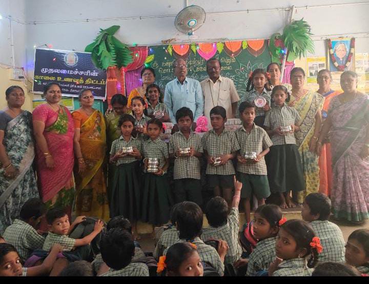 பள்ளி மாணவர்களுக்கு பாராட்டு விழா.