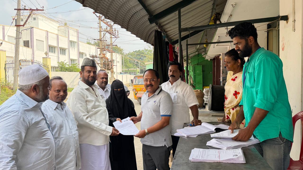 பேரணாம்பட்டு நகர பகுதியில் நடந்து வரும் வாக்காளர் திருத்தப் பணிகளை நந்தகுமார் பார்வையிட்டு ஆய்வு செய்தார்!