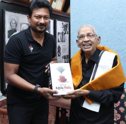 ‘காலத்தின் நிறம் கருப்பு சிவப்பு’ நூல்