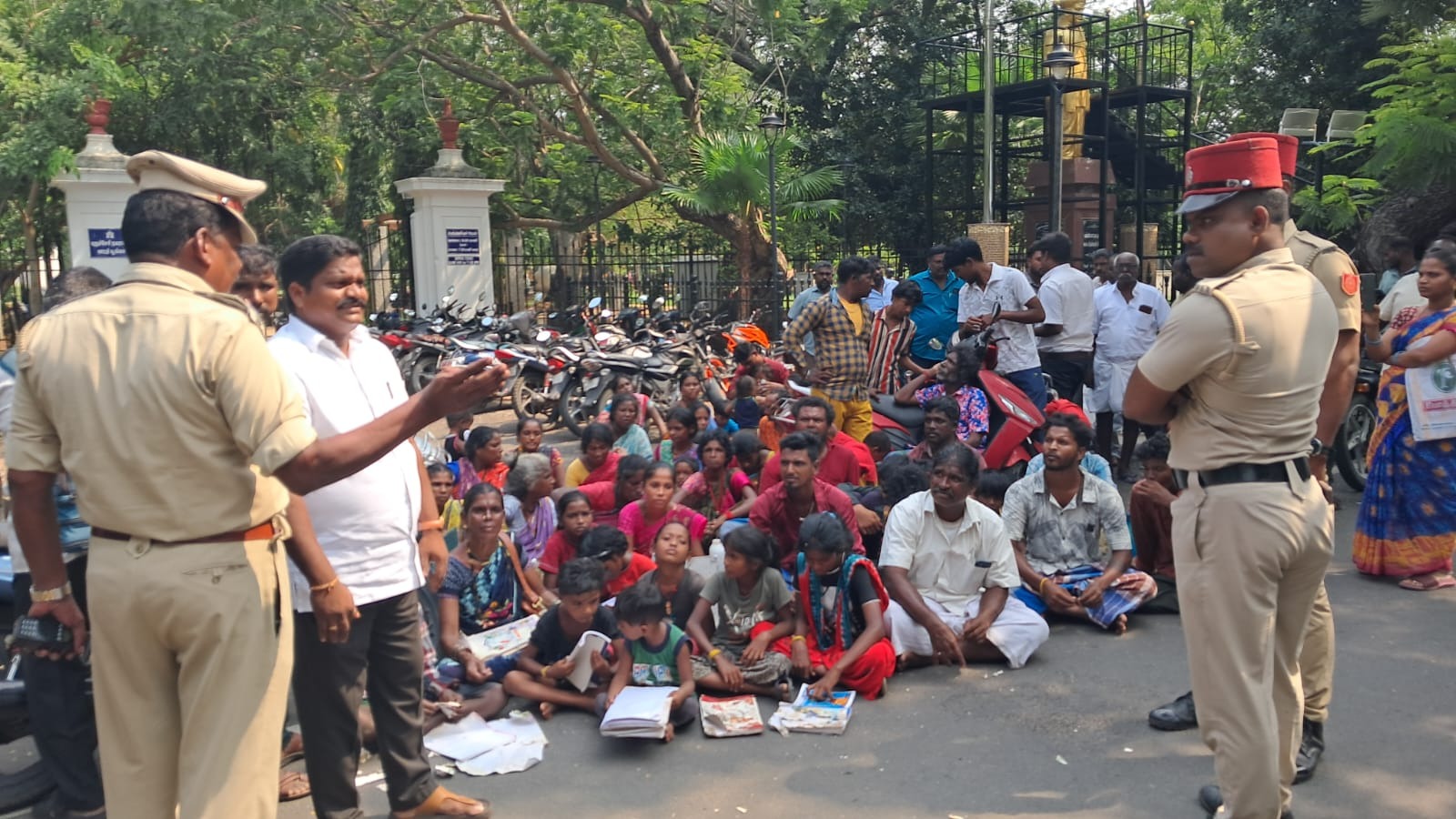 புதுச்சேரியில் நேற்று பழங்குடியினர் கோரிக்கைகளை வலியுறுத்தி சட்டப்பேரவையை முற்றுகையிட்டு போராட்டம்