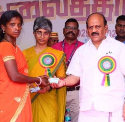 50 பயனாளிகளுக்கு மின்னணு நல வாரிய அட்டை