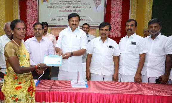 பல்லடம், திருப்பூர் தெற்கு பகுதிகளை சார்ந்த 145 பேருக்கு வீட்டுமனைப்பட்டா: அமைச்சர் மு.பெ.சாமிநாதன் வழங்கினார்