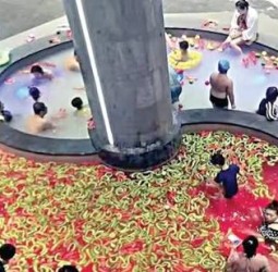 சீனாவில் பிரபலமாகி வரும் ‘ஹாட்பாட்’ குளியல்