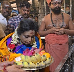 சனிஸ்வர பகவான் திருக்கோயிலில் பாஜக மூத்த நிர்வாகி தமிழிசை நேற்று தரிசனம்