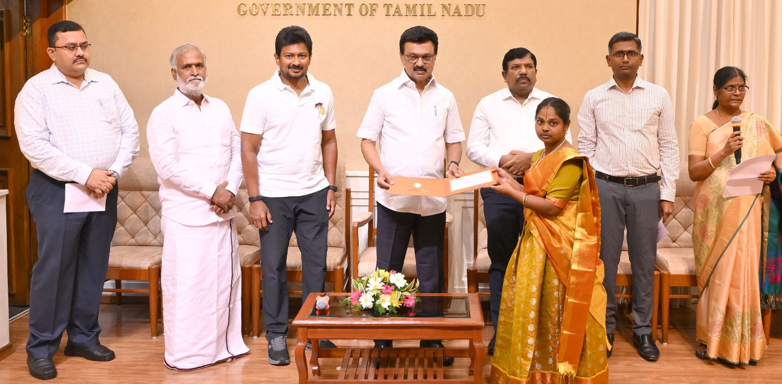 பாடசாலைகளில் பயிற்சி பெறும் மாணவ, மாணவியர்களுக்கு உயர்த்தப்பட்ட ஊக்கத்தொகைக்கான காசோலை