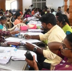 வாக்குச்சாவடி நிலை அலுவலர்கள் செயலியில் பதிவேற்றம் செய்யும் பணிகளை கலெக்டர் இளம்பகவத் நேற்று ஆய்வு