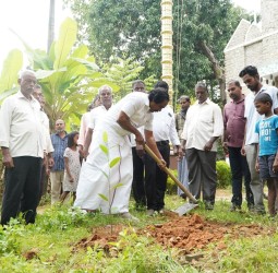 வள்ளியாற்றின் குறுக்கே ரூ.90 லட்சம் மதிப்பில் புதிய பாலம் அமைக்கும் கட்டுமான பணி