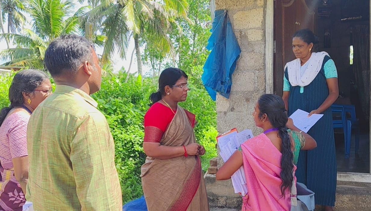 இரணியல் பகுதியில் எஸ்ஐஆர் படிவம் வழங்கும் பணியை கலெக்டர் அழகு மீனா ஆய்வு