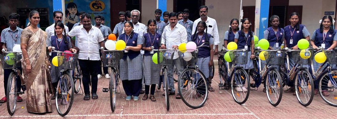 எம்ஜிஆர் நகர் மேல்நிலைப்பள்ளியில் மாணவிகளுக்கு அரசின் விலையில்லா சைக்கிள்