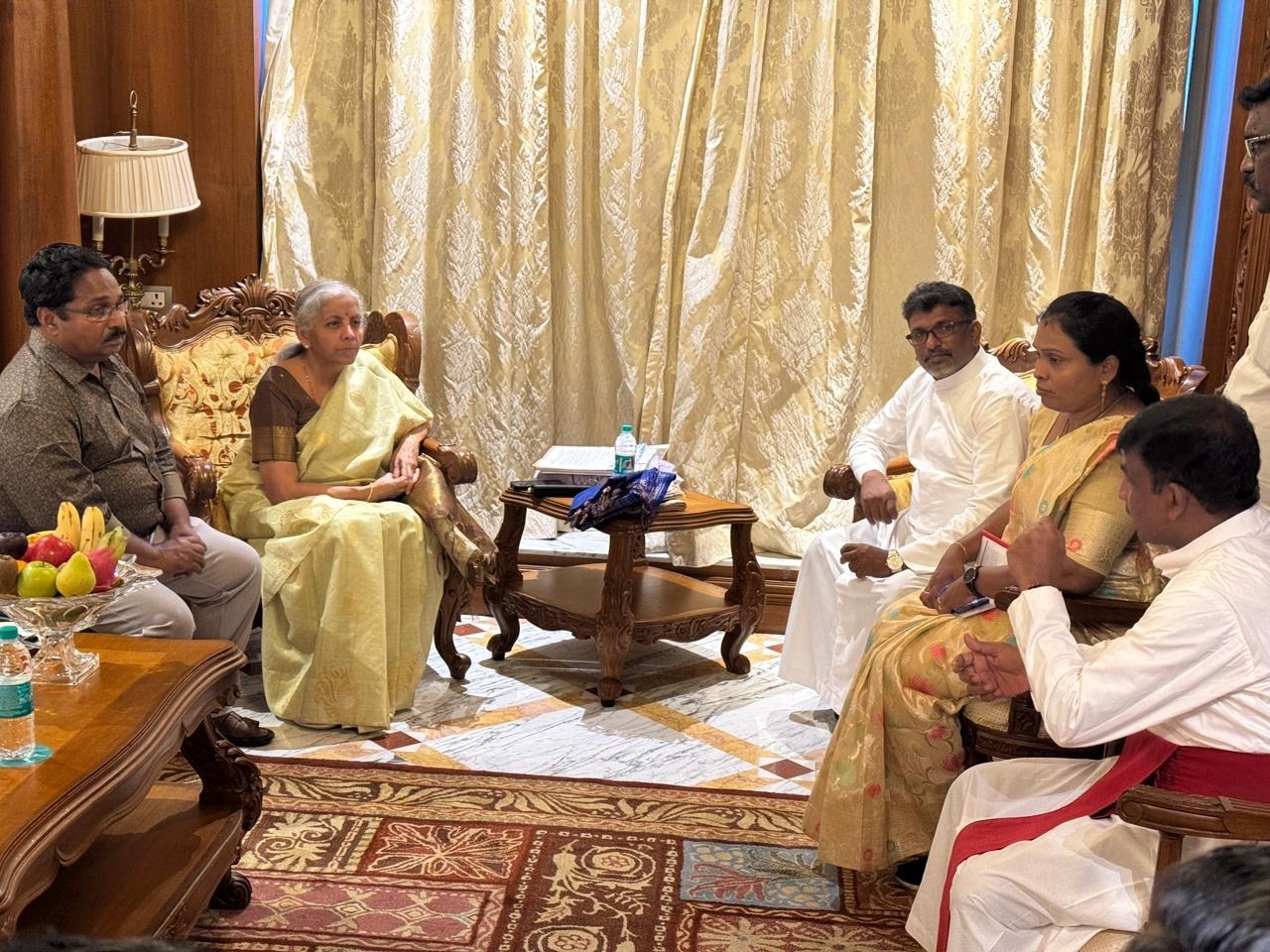 மீனவர்கள் மற்றும் விவசாயிகள் குழு, கோவையில் மத்திய அமைச்சர் நிர்மலா சீதாரானை சந்தித்துப் பேசினர்