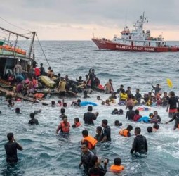 மலேசியா அருகே கடலில் படகு மூழ்கி 7 அகதிகள் பலி