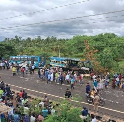 தென்காசி அருகே 2 பேருந்துகள் நேருக்கு நேர் மோதி விபத்து - 6 பேர் பலி, 30-க்கும் மேற்பட்டோர் படுகாயம்