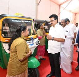 ஈரோட்டில் நேற்று நடந்த அரசு விழா