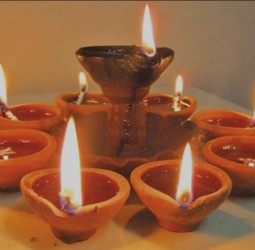 வாசலில் தீபம் ஏற்றும் முறையும் ஐஸ்வர்யமும்?