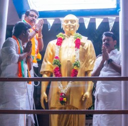 பெருந்தலைவர் காமராஜர் சிலைக்கு மாநில பாஜக தலை வர் நயினார் நாகேந்திரன் மாலை