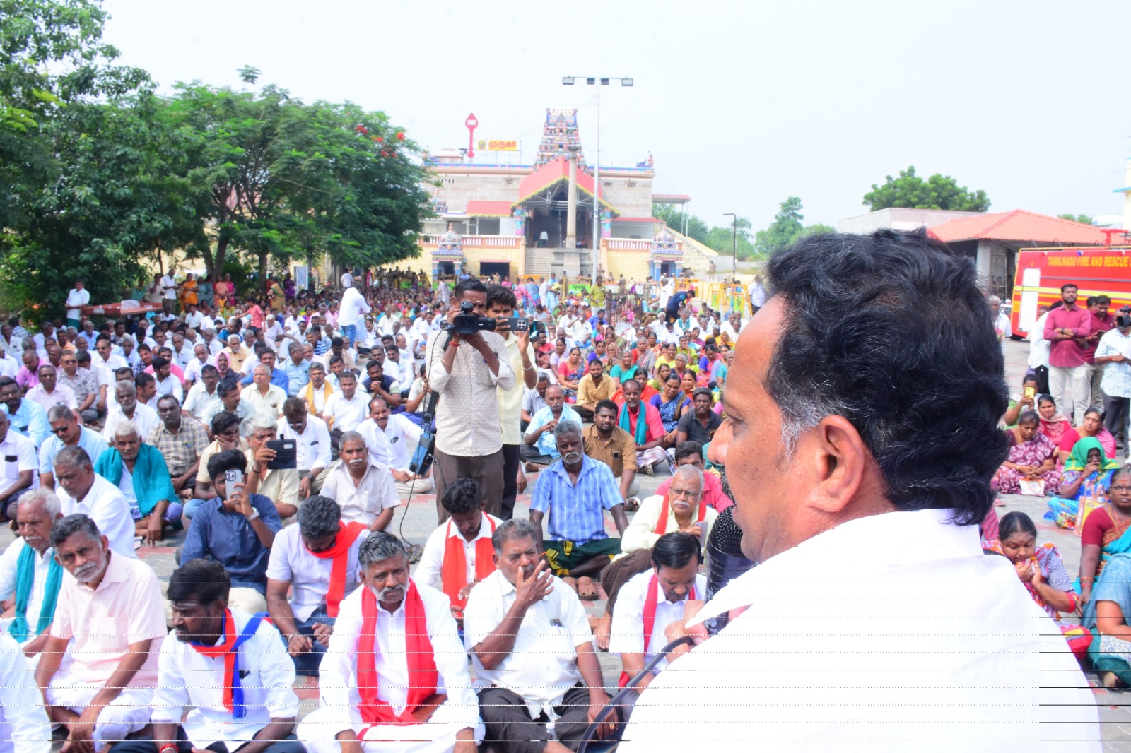 இனாம் வகைப்பாட்டு நிலங்கள் தொடர்பான பிரச்சனையில் போராட்டம்நடத்தியவர்களுக்கு அதிமுக மாவட்ட செயலாளர் எம்ஆர் விஜயபாஸ்கர் ஆதரவு