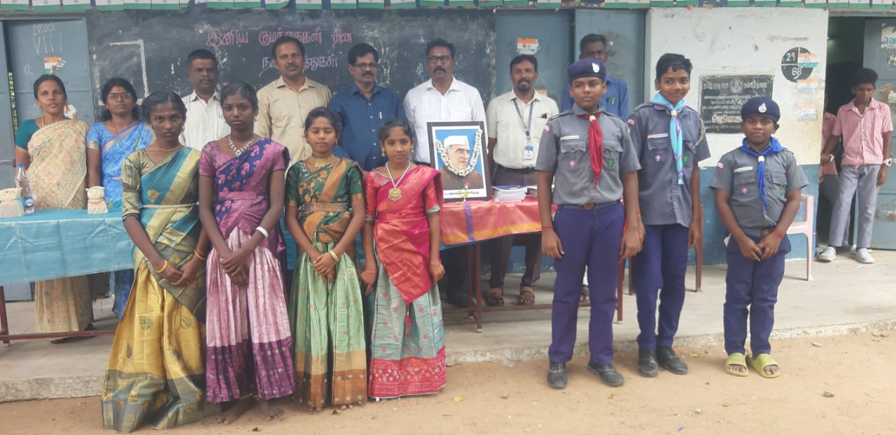 தென்குவளவேலி அரசு உயர்நிலைப் பள்ளியில் குழந்தைகள் தின விழா நடைபெற்றது.