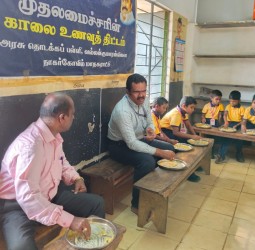 கன்னியாகுமரி மாவட்ட முதன்மைக் கல்வி அலுவலர் பிரின்ஸ் ஆரோக்கிய ராஜ் வல்லவன் குமாரவிளை அரசு தொடக்கப்பள்ளி யில் காலை உணவுத் திட்டத்தை பார்வை