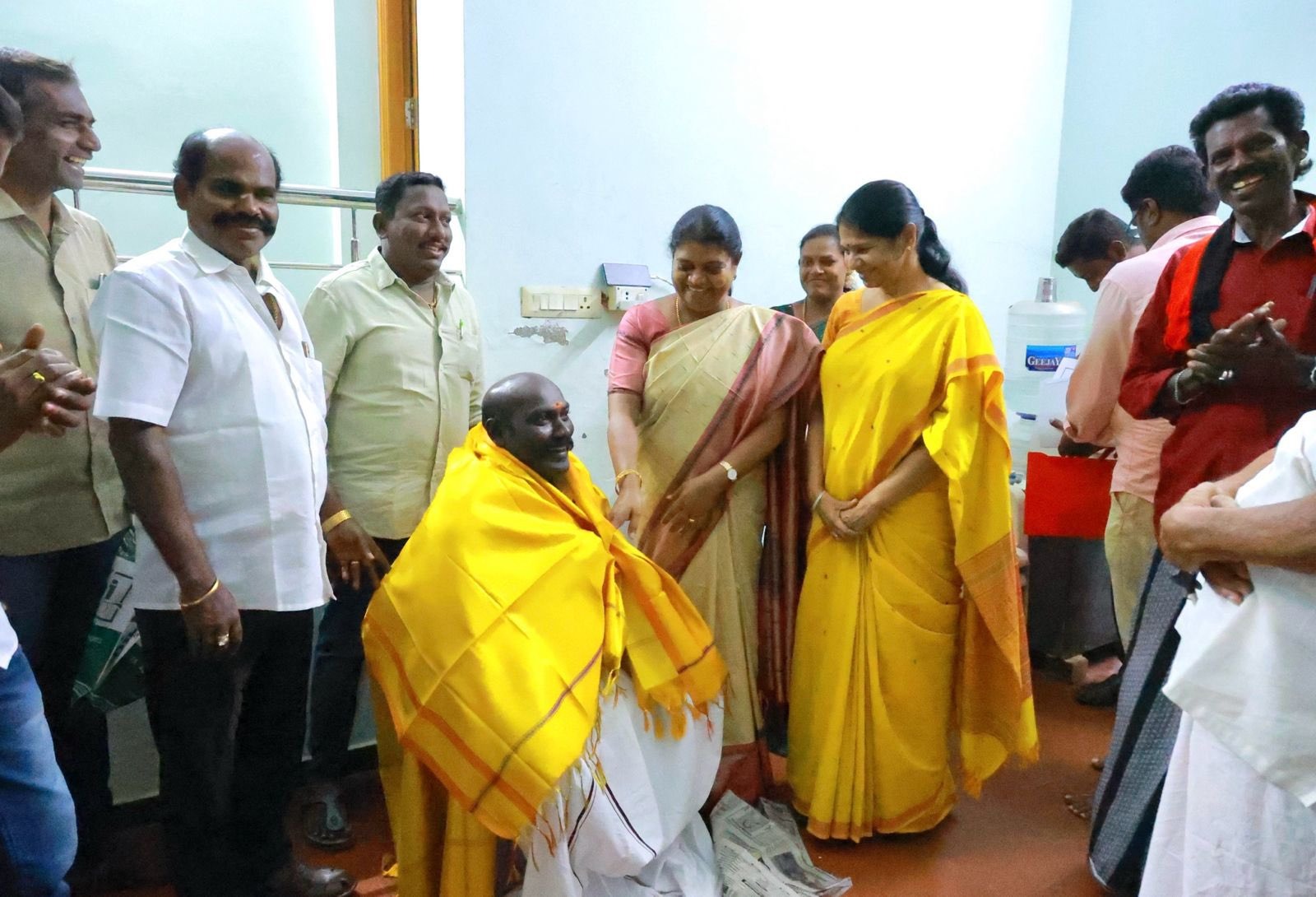 நியமன கவுன்சிலராக நியமிக்கப்பட்டுள்ள ஆறுமுகத்துக்கு கனிமொழிஎம்.பி, அமைச்சர் கீதா ஜீவன் வாழ்த்து