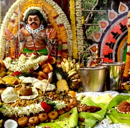 சங்கிலி அலங்காரத்தில் சங்கிலி பூதத்தாரும், ராஜதர்பார் அலங்காரத்தில் மொட்டையன் சுவாமியும்