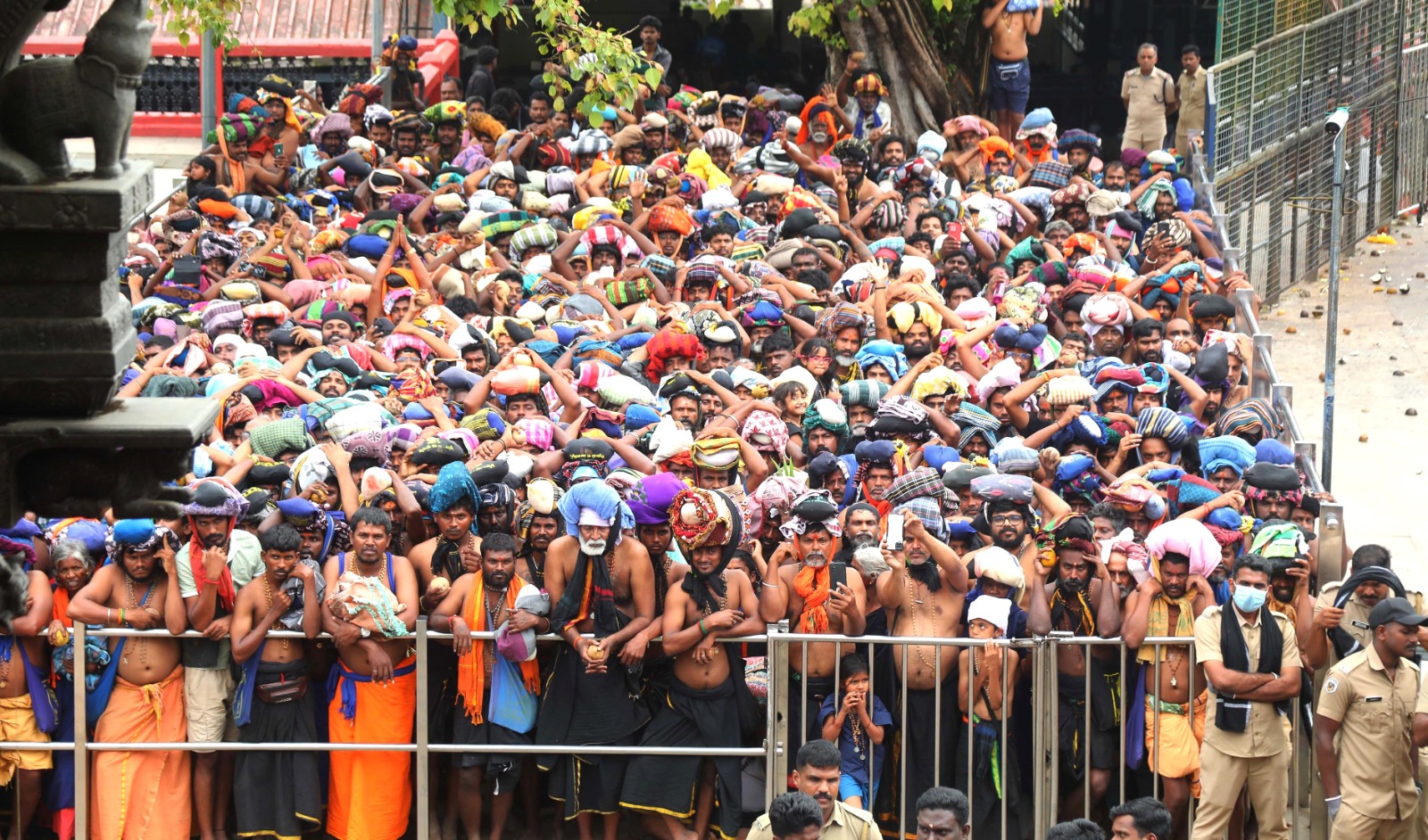 சபரிமலை ஐயப்பன் கோயிலில் மண்டல கால வழிபாடு