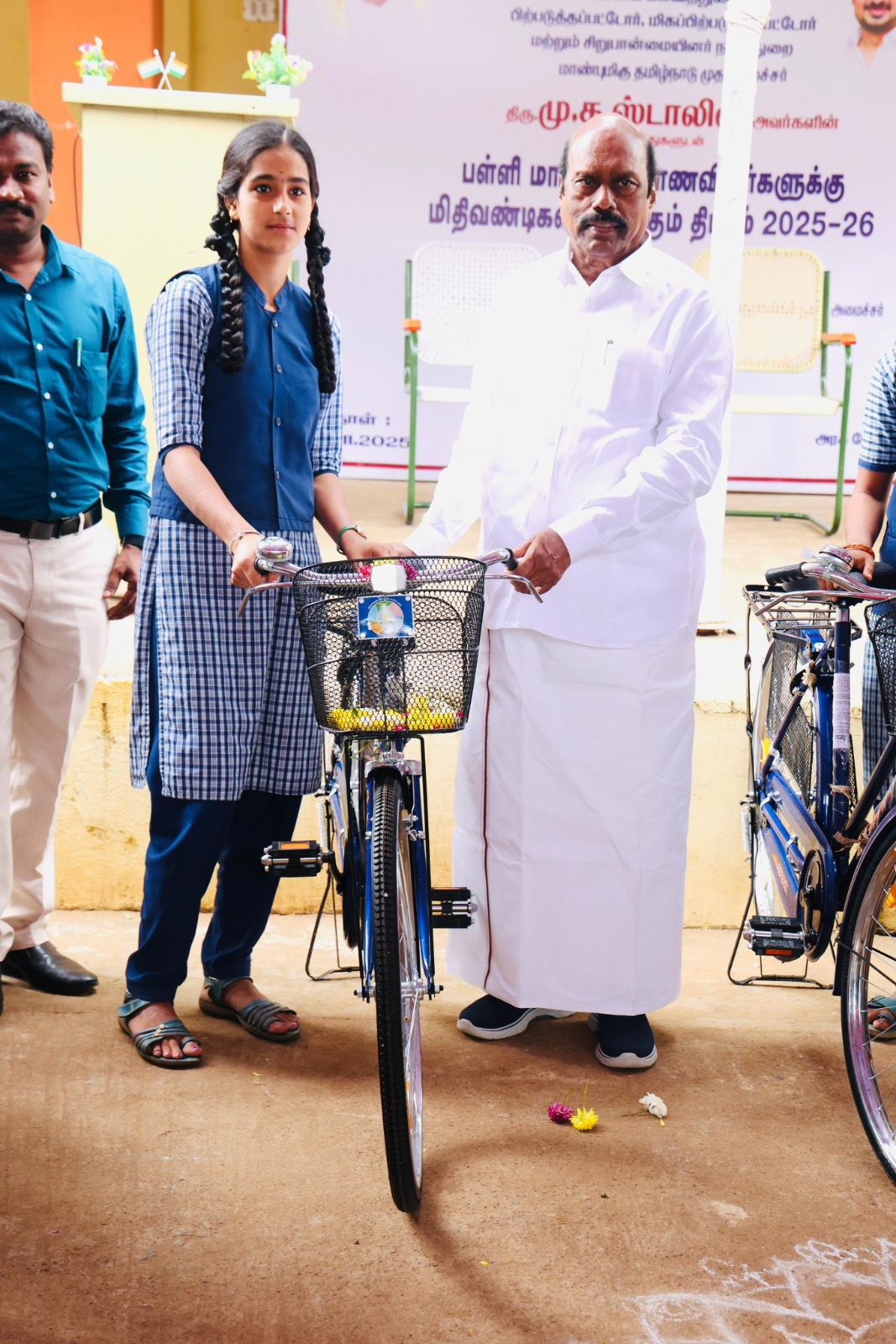 தச்சம்பட்டு அரசு மேல்நிலைப் பள்ளியில் மாணவ மாணவியர்களுக்கு மிதிவண்டி